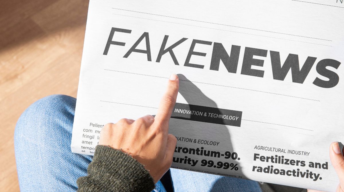 jornal destacando fake news
