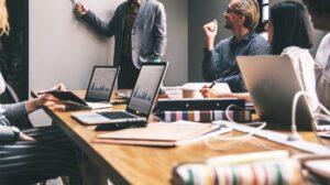 pessoas em uma reunião de trabalho