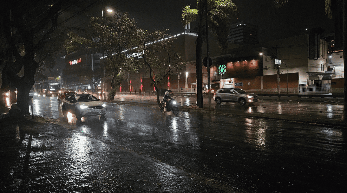 avenida de BH durante a noite e chovendo