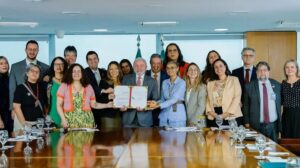 Presidente Lula após sancionar lei que proíbe uso de animais em testes cosméticos