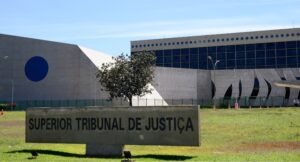 Uma vista da fachada do Superior Tribunal de Justiça, em Brasília