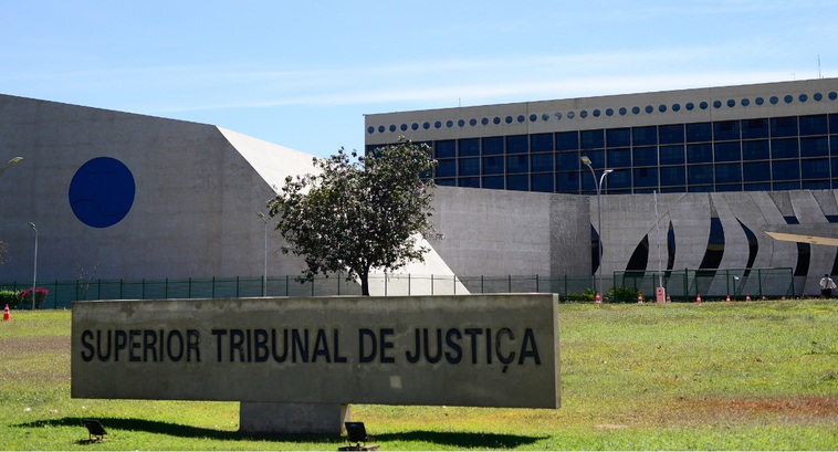 Uma vista da fachada do Superior Tribunal de Justiça, em Brasília