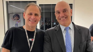 ex-assessor ao lado de moraes