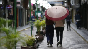mulheres dividindo guarda-chuva