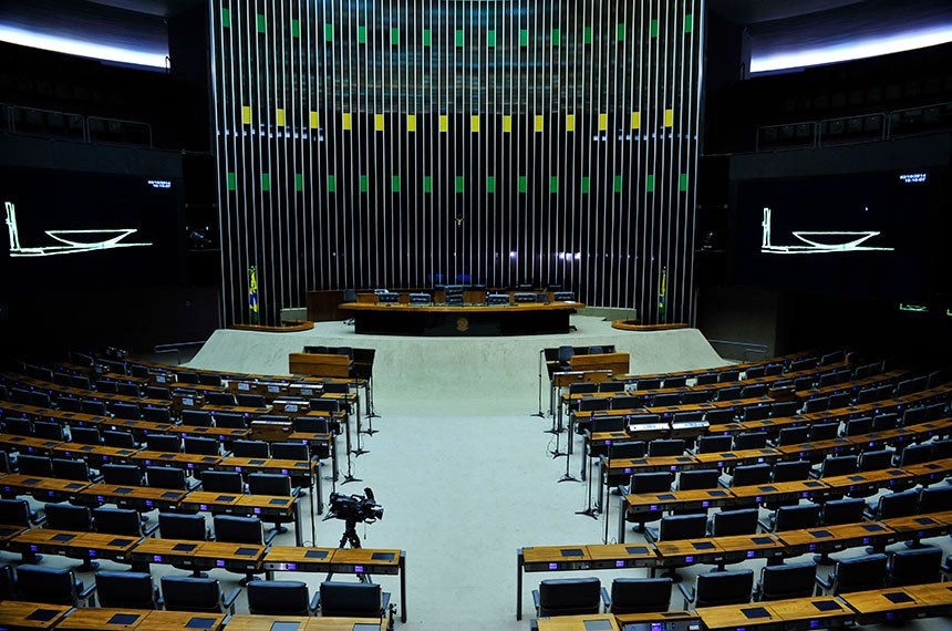 A Câmara dos Deputados vista de cima, esvaziada.