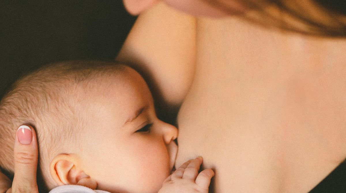 Mãe amamentando um bebê