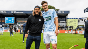 Jogador melhor em campo posa com o prêmio
