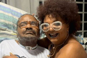 O cantor Arlindo Cruz ao lado da esposa, Babi Cruz