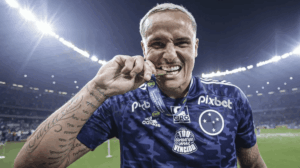 Edu mordendo medalha de campeão