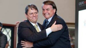 bolsonaro abraçando tarcísio