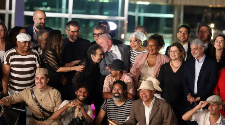 elenco do filme o agente secreto ao lado de lula e janja