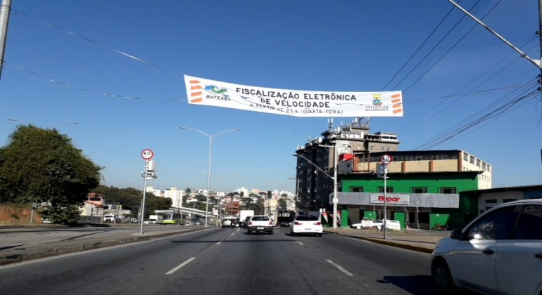 Uma faixa estendida alerta para a presença de radar de velocidade na via