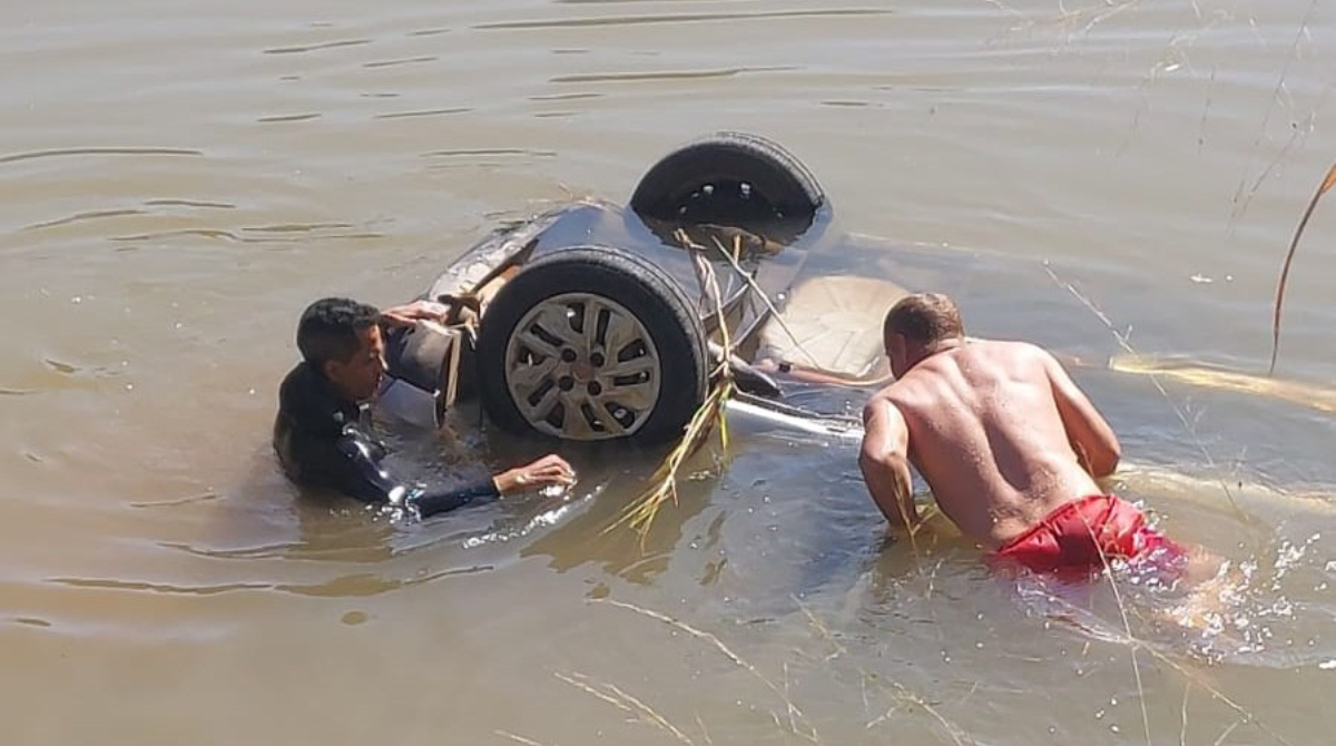 carro de cabeça para baixo no rio paraopeba