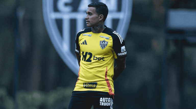 Dudu durante treino do Atlético