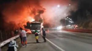 ônibus pegando fogo na 040