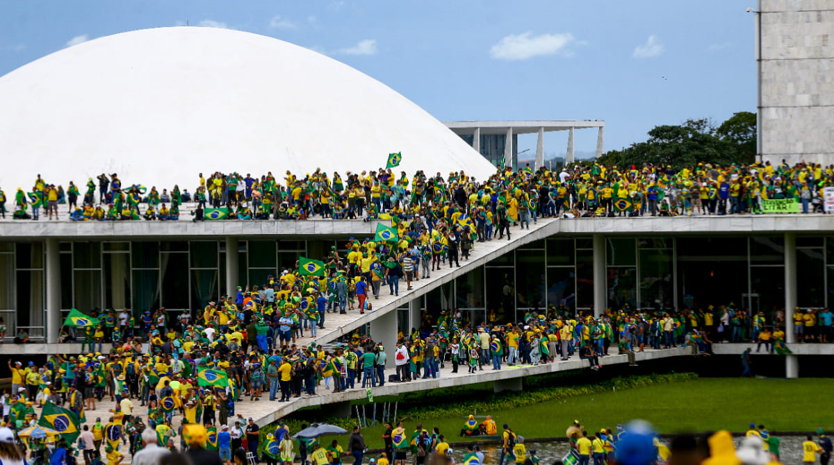 foto do 8 de janeiro, patriotas invadindo o congresso nacional