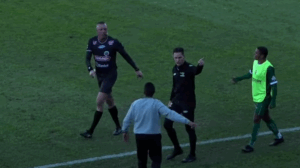 Atacante expulso após urinar em garrafa