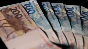 Notas de 200 e 100 reais