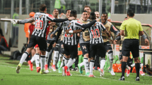 elenco do atlético comemora gol