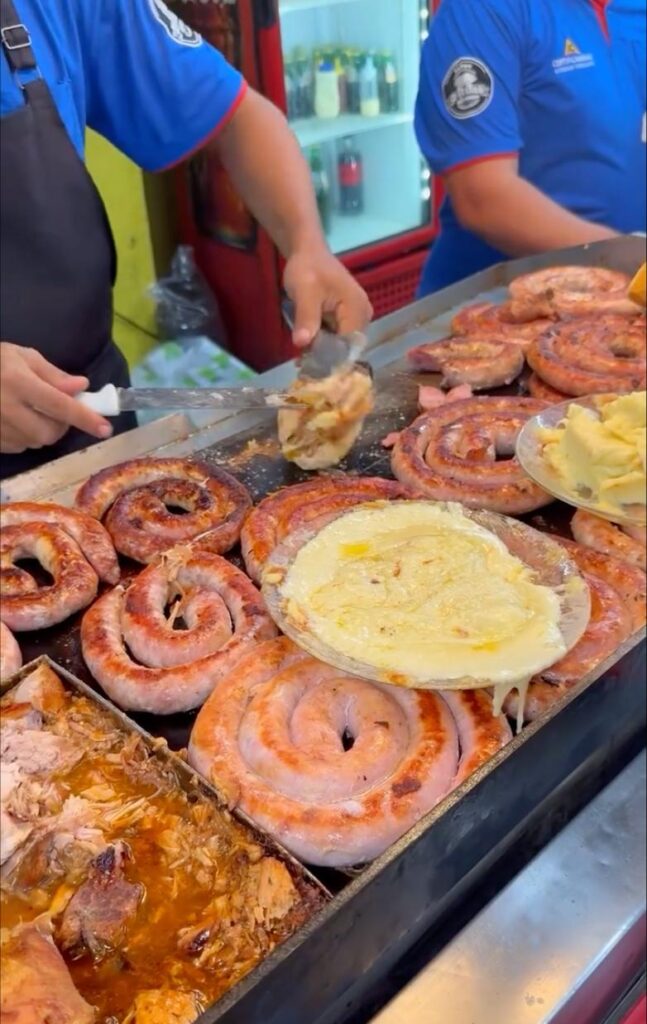 A linguiça na chapa do Café dos Motoristas