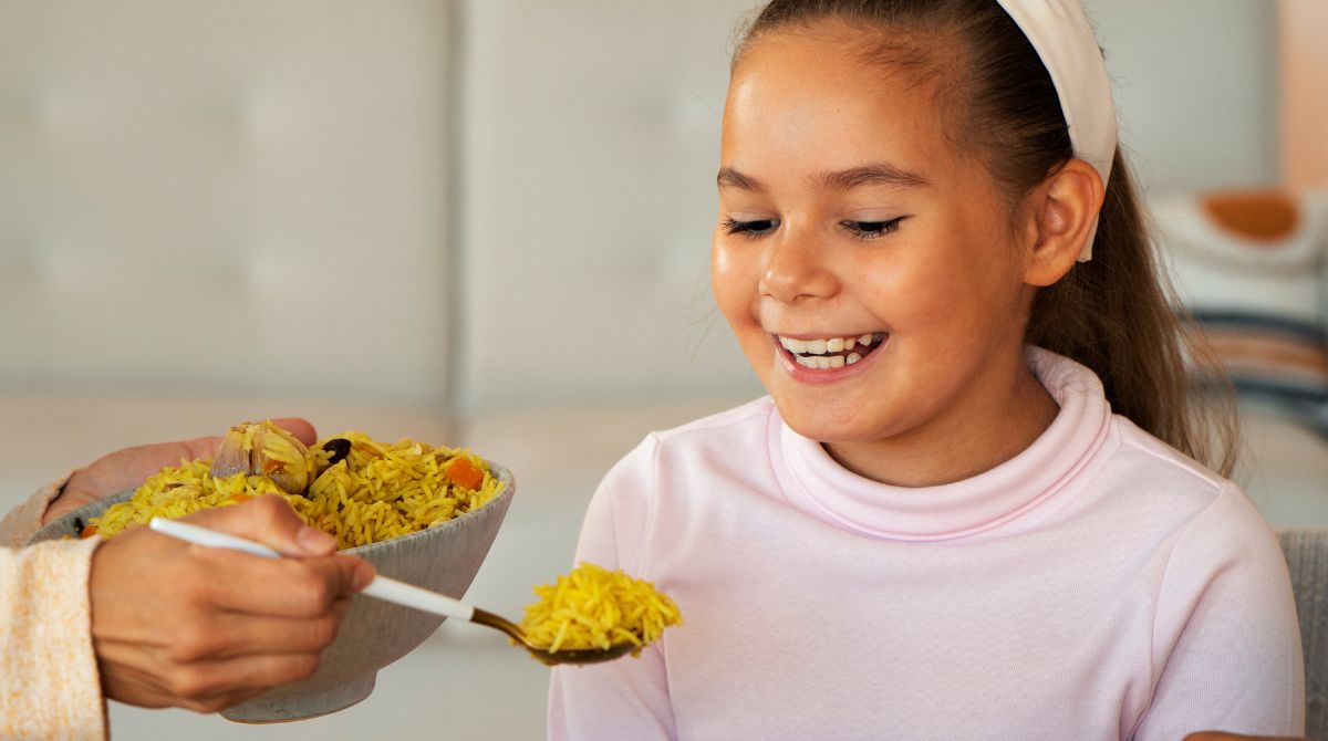 Criança comendo