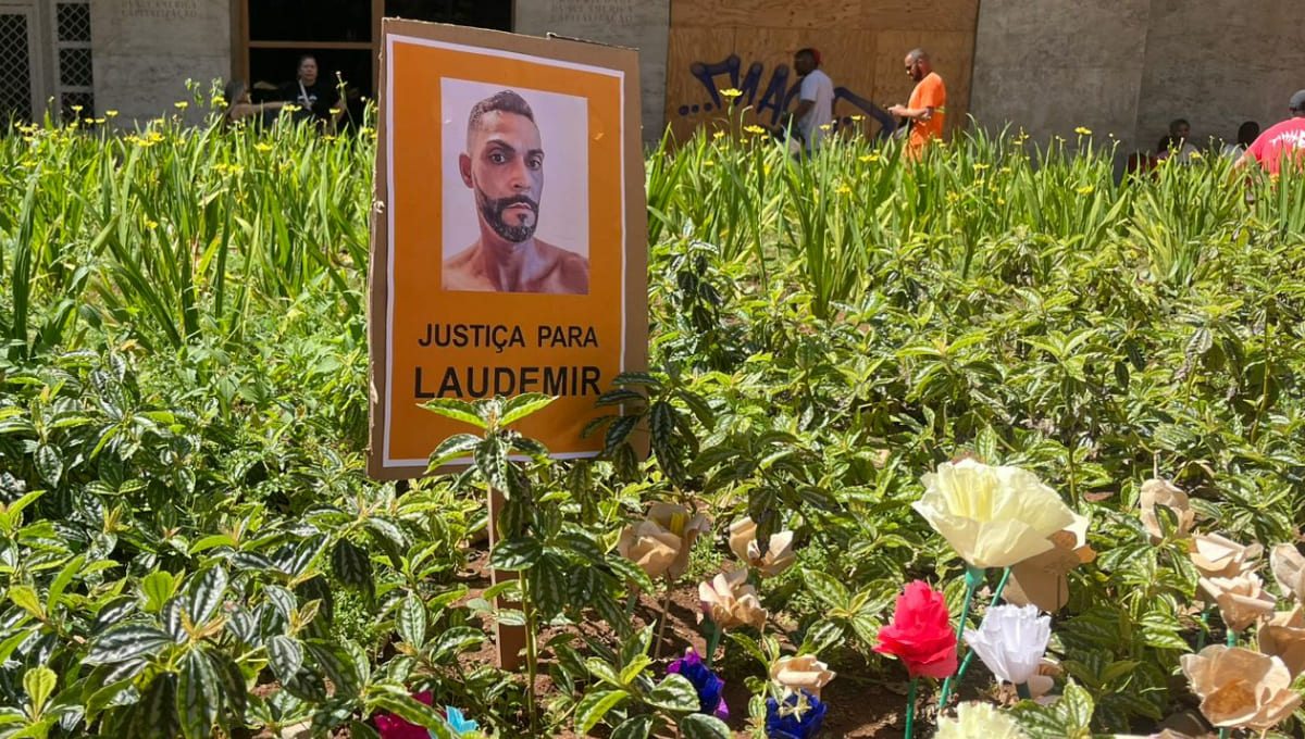 Cartaz com foto de Laudemir
