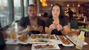 casal comendo antes de ser atingido