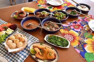 Uma mesa farta, com várias opções de comida mineira