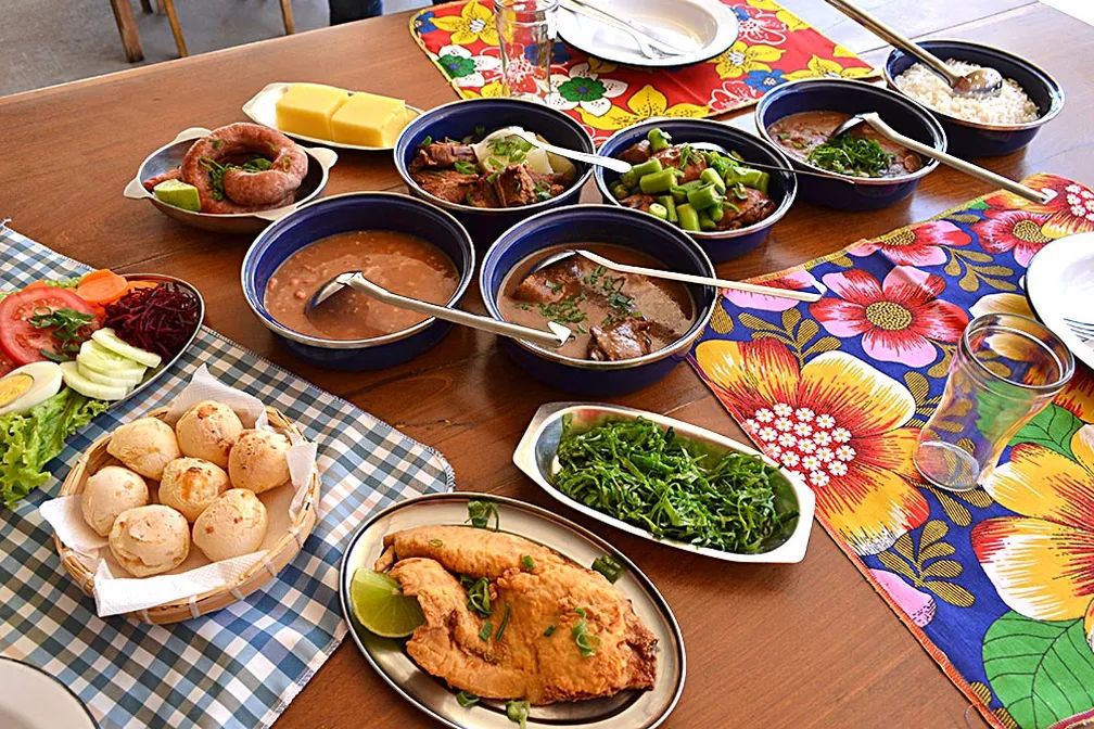 Uma mesa farta, com várias opções de comida mineira