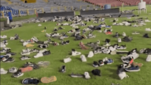 Estádio do Millonarios tomado por sapatos