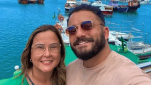 A professora Soraya Bonfim ao lado do filho, Matteos França Campos