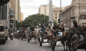Uma fila de carroceiros em frente à Praça 7, em BH