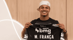 Matheus França posa com a camisa do Vasco