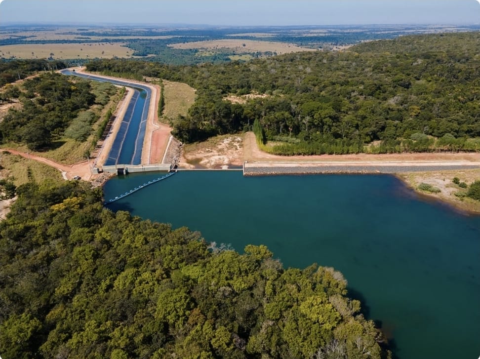 Imagem aérea de uma usina hidrelétrica