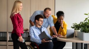 trabalhadores de diferentes gerações