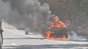carro pegando fogo