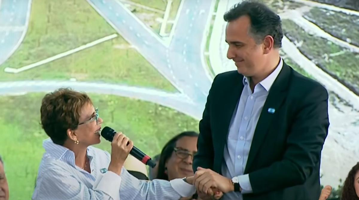 marília segurando a mão de pacheco