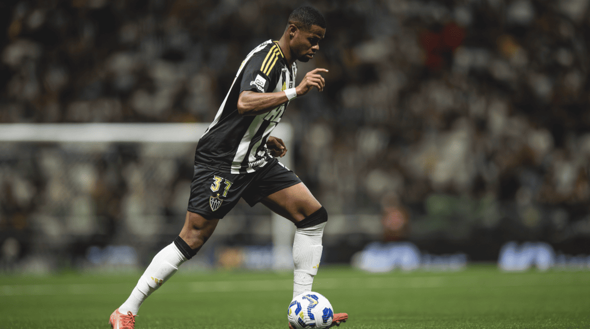 Júnior Santos com a camisa do Atlético