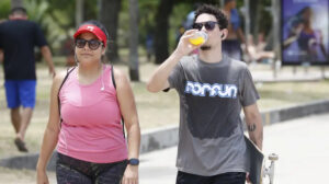 Casal suado fazendo exercício físico no sol quente