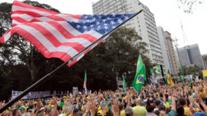 Bandeira dos EUA na manifestação da direita