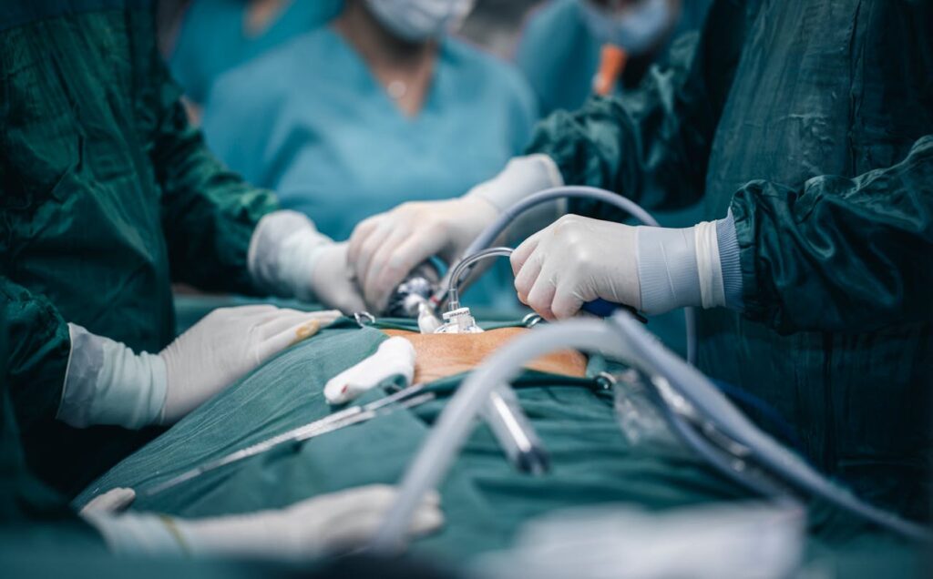 Médicos fazem cirurgia bariátrica por laparoscopia