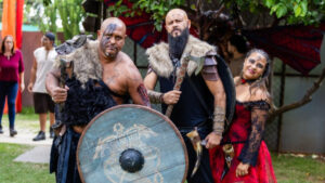 Dois homens e uma mulher fantasiados de pessoas medievais no Ostara Festival