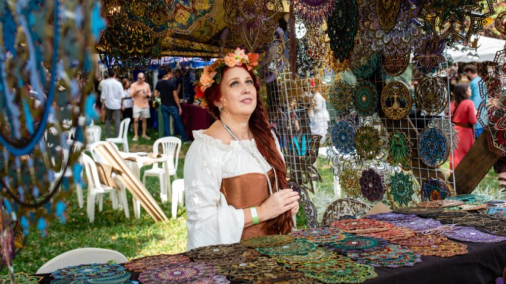 Mulher fantasiada de medieval vende objetos no Ostara Festival