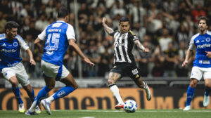 cruzeiro e atlético em partida na arena mrv
