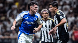 cruzeiro e atlético jogando na arena mrv