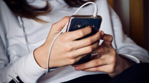 jovem mexendo no celular
