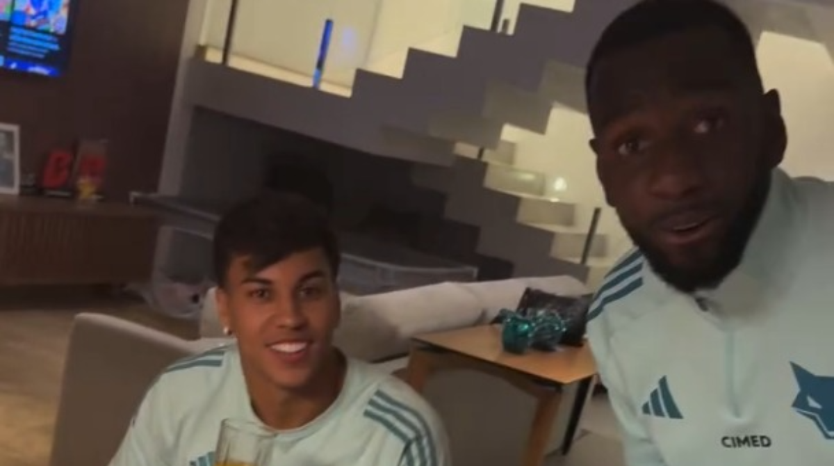 Bolasie e Kaio Jorge comendo frango frito
