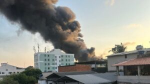 Incêndio de grandes proporções atinge galpão em Contagem