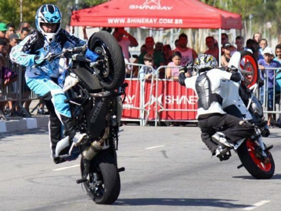 Motociclistas fazendo Wheeling