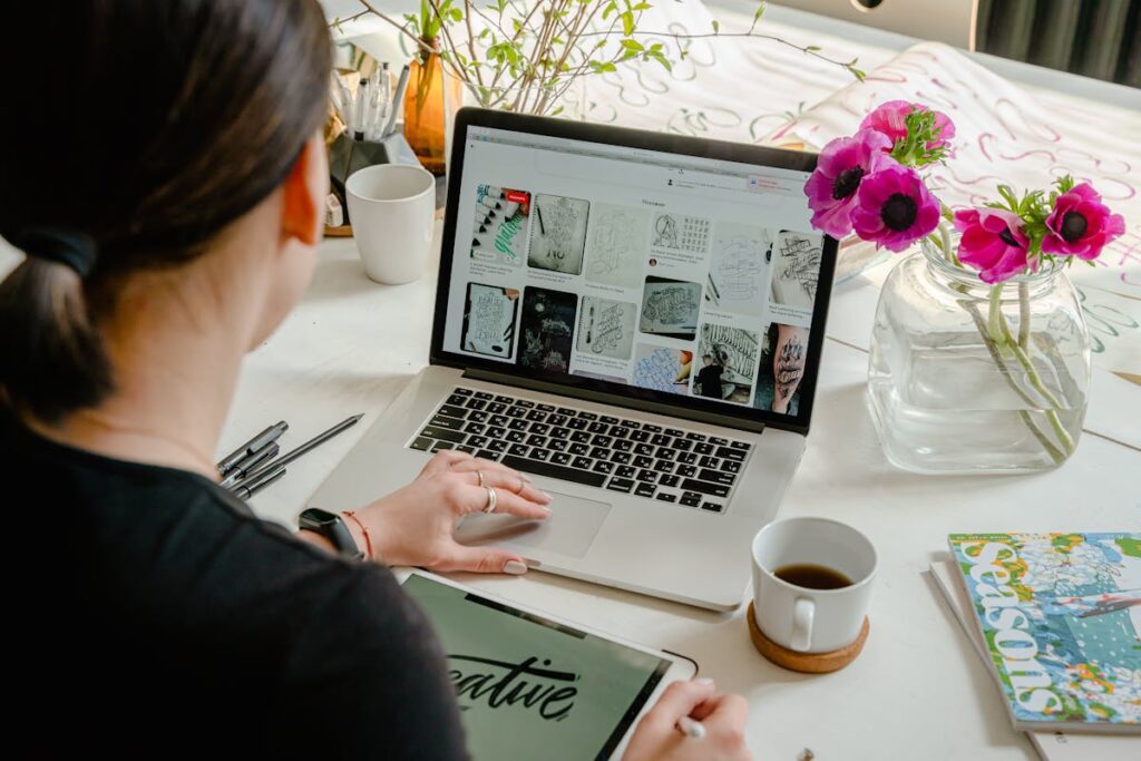 Mulher trabalha com design em computador pessoal